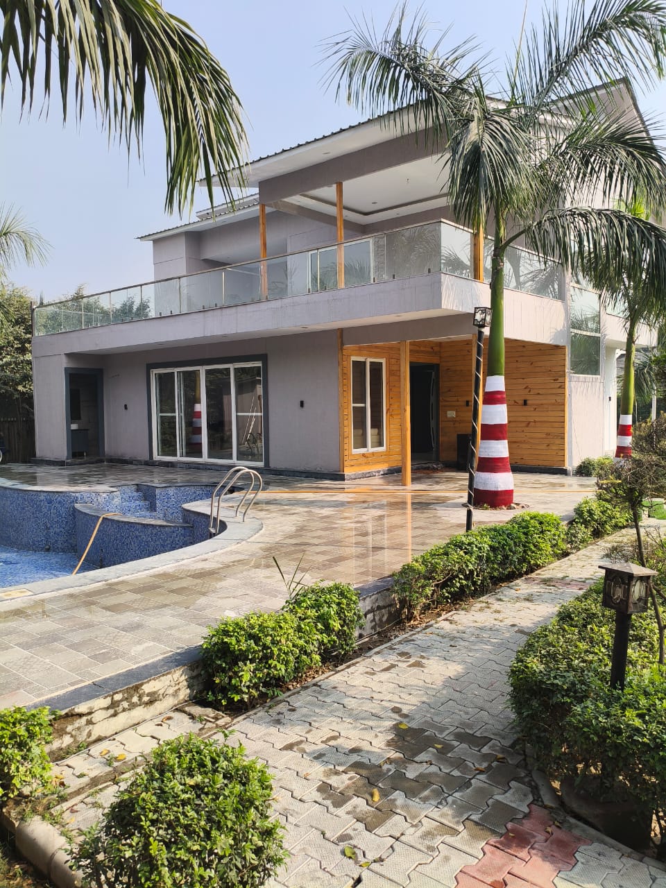 Dubai Farms farmhouse lawn in Noida